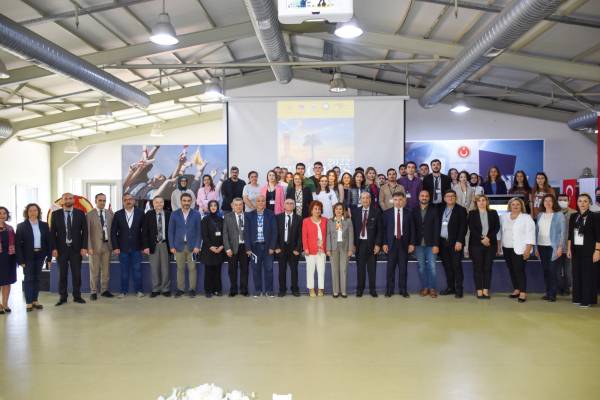 Kısa adı CIEES olan, Uluslararası Doğu Avrupa Araştırmaları Kongresi, Merkezimiz, Doğu Avrupa Araştırmaları Platformu ( PIEES) ve İzmir Demokrasi Üniversitesi iş birliği ile 12-14 Mayıs 2022 tarihleri arasında İzmir'de 16 farklı ülkeden 57 katılımcı ile başarı şekilde tamamlandı.